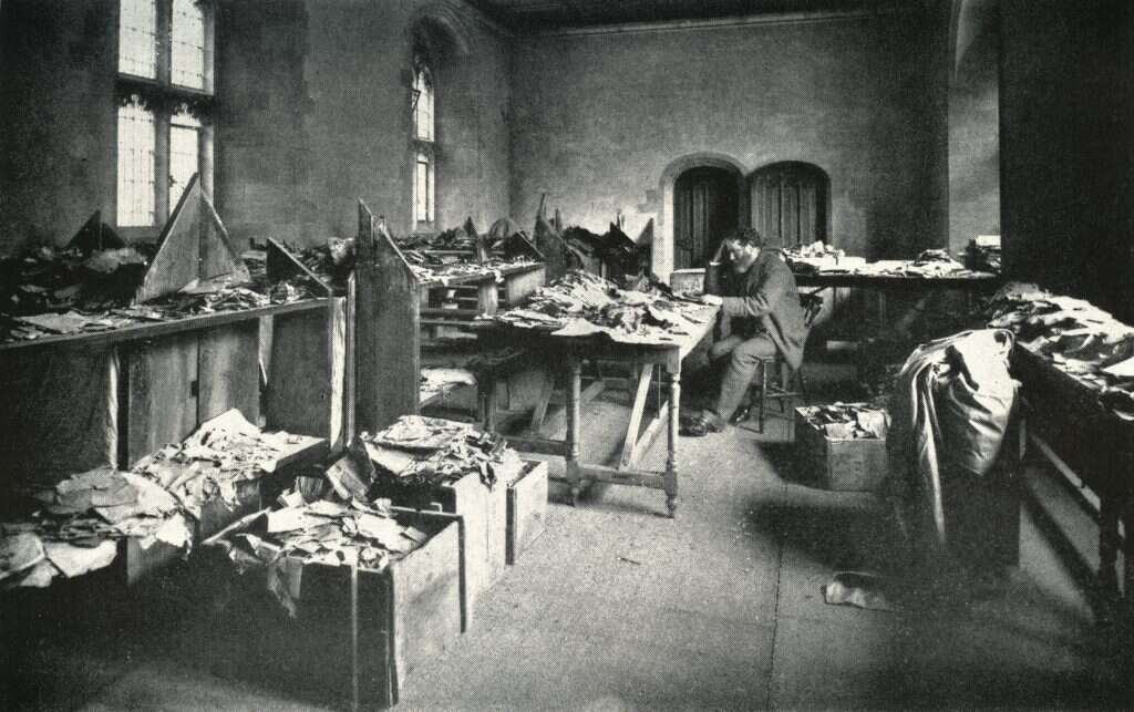 אוצר בלום של מסמכים מכל הסוגים. פרופ' שניאור זלמן שכטר חוקר את מסמכי הגניזה הקהירית. 1898. | גטי אימג'ס