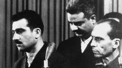 אלי כהן (משמאל) אחרי לכידתו בסוריה. | AFP