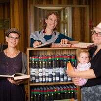 אישה צריכה לדעת שהכול פתוח בפניה. הרבניות (מימין לשמאל) אביטל אנגלברג, שלומית פיאמנטה ושלומית פלינט. | אריק סולטן