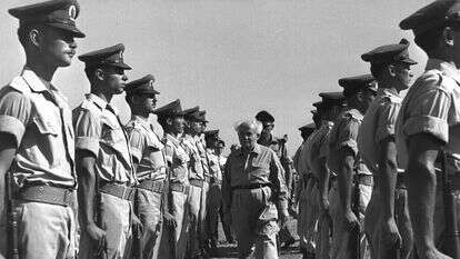 ראש הממשלה דוד בן־גוריון סוקר משמר כבוד צה"לי, 1955. | לע"מ ראש הממשלה דוד בן־גוריון סוקר משמר כבוד צה"לי, 1955. | לע"מ