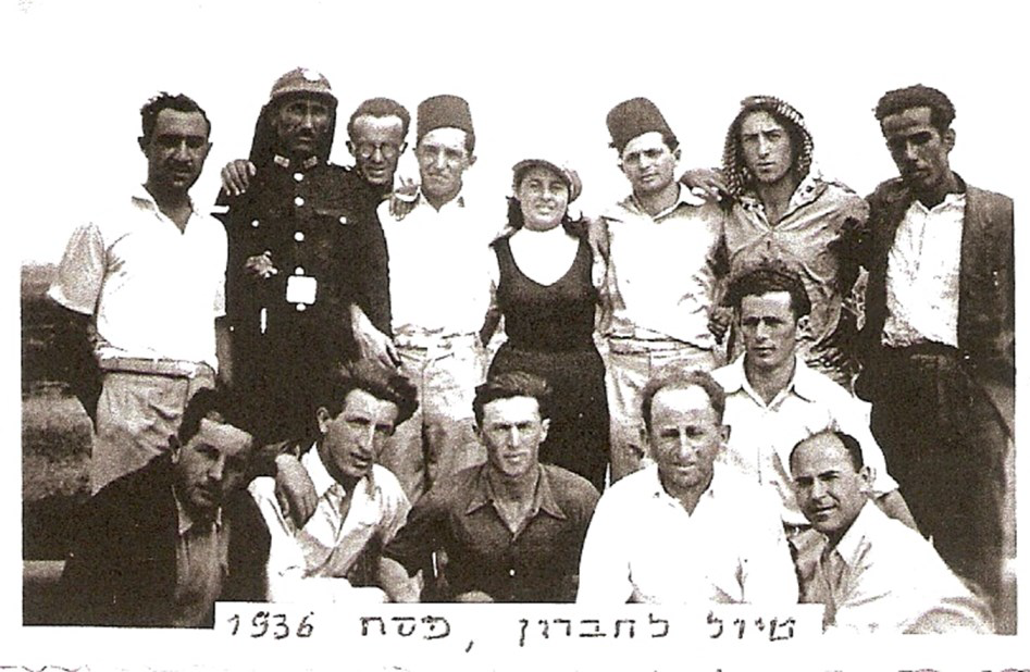 ניתוח הטיולים ויעדיהם הוא כלי מחקר ראשון במעלה להבנת היחס הציוני לשטח. איש ארגון ההגנה נח דגוני וחבורתו מטיילים בחברון. | באדיבות ארכיון ההגנה