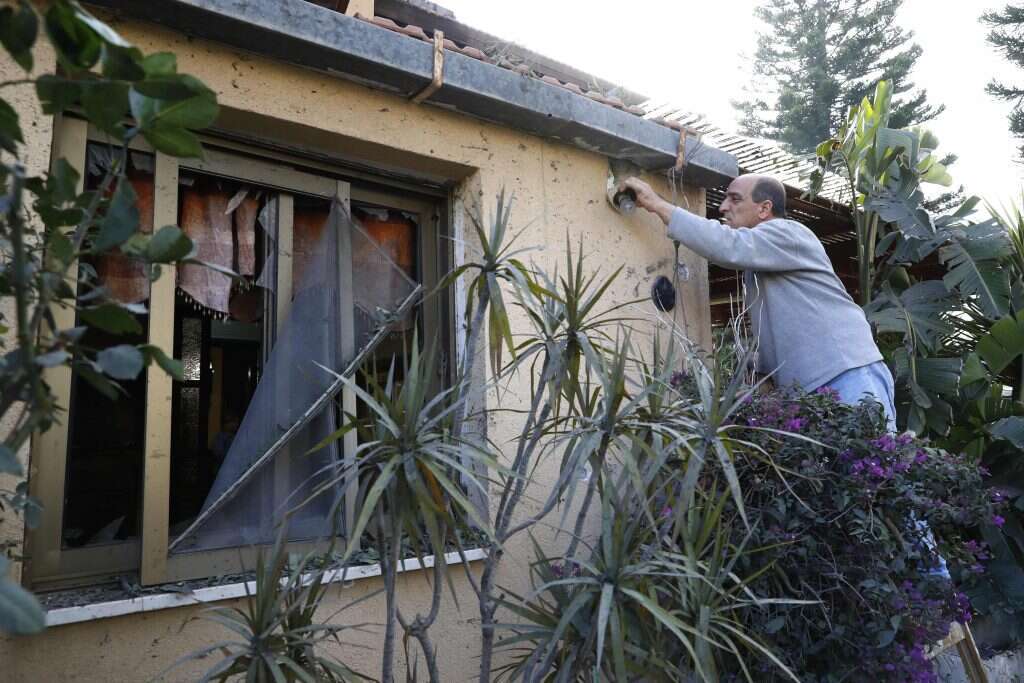 בית שנפגע מרקטה באשקלון. | AFP בית שנפגע מרקטה באשקלון. | AFP