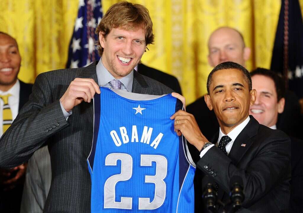 המציא מחדש את עמדת הפאוור פורוורד. דירק נוביצקי חוגג אליפות עם ברק אובמה. | AFP