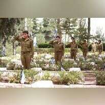 חיילים בבית העלמין הצבאי בהר הרצל. | מרים צחי