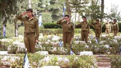 חיילים בבית העלמין הצבאי בהר הרצל. | מרים צחי