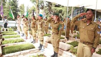 חיילים בבית העלמין הצבאי בהר הרצל. | מרים צחי