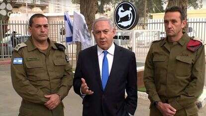 ראש הממשלה עם אלוף פיקוד הדרום הרצי הלוי (מימין) וסגן הרמטכ"ל אייל זמיר. | רועי אברהם, לע"מ