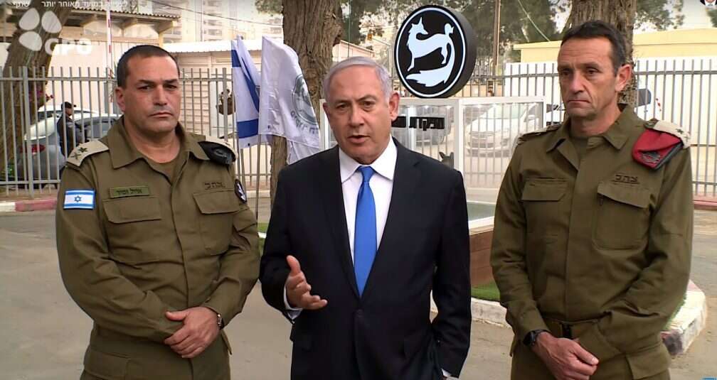 ראש הממשלה עם אלוף פיקוד הדרום הרצי הלוי (מימין) וסגן הרמטכ"ל אייל זמיר. | רועי אברהם, לע"מ