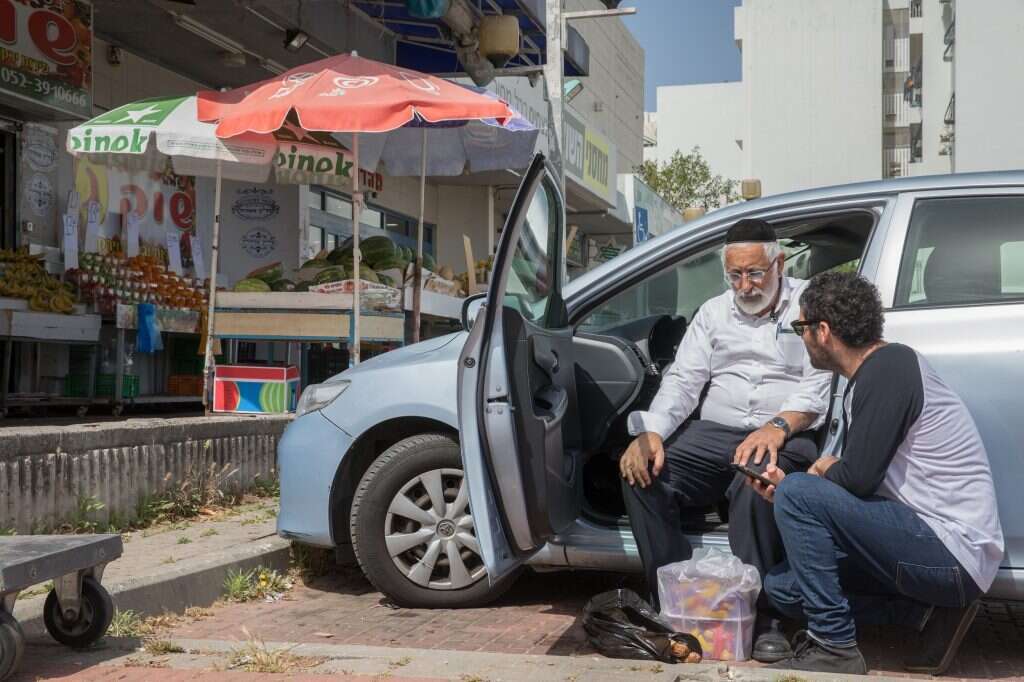 כתבנו יקי הפשטיין עם יצחק אלקבץ. | יוסי אלוני