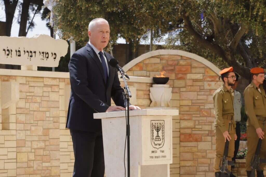השר יואב גלנט בבית העלמין בקריית שאול. | איתן אלחדז/TPS