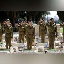 חיילות בהר הרצל. | EPA