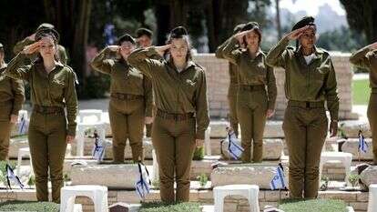 חיילות בהר הרצל. | EPA