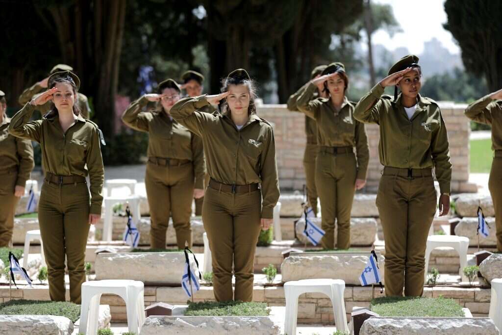 חיילות בהר הרצל. | EPA