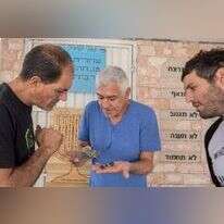 כתבנו יקי הפשטיין עם תושבי אשדוד. | יוסי אלוני