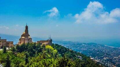 מנופי לבנון. | שאטרסטוק מנופי לבנון. | שאטרסטוק