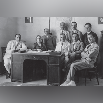 סאלד עם הצוות הרפואי במשרדה בירושלים. | באדיבות הארכיון הציוני המרכזי