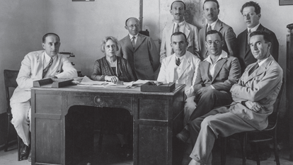 סאלד עם הצוות הרפואי במשרדה בירושלים. | באדיבות הארכיון הציוני המרכזי