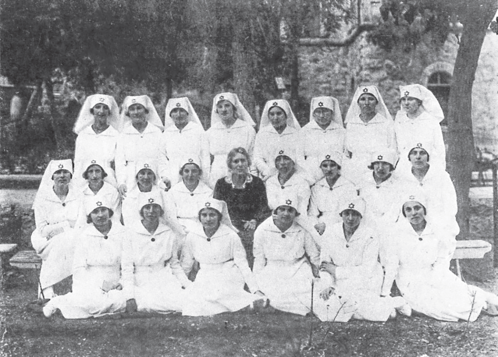 להציל את יושבי הארץ מהמלריה. סאלד (במרכז) עם חניכות המחזור הראשון של בית הספר לאחיות בירושלים. | באדיבות ארכיון יד יצחק בן-צבי, הוצאת עם עובד