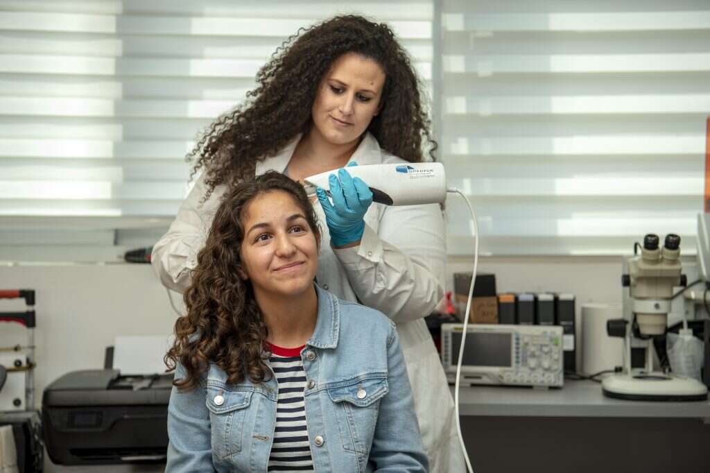 הדגמת המכשיר. | גיל אליהו, ג'יני