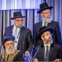 הרבנים הראשיים לישראל בכנס ועידת רבני אירופה. משמאל למעלה: הרב פנחס גולדשמידט. | אלי איטקין הרבנים הראשיים לישראל בכנס ועידת רבני אירופה. משמאל למעלה: הרב פנחס גולדשמידט. | אלי איטקין