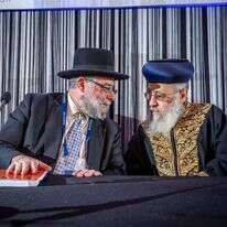 הרב פנחס גולדשמידט והרב יצחק יוסף בכנס ועד רבני אירופה. | אלי איטקין