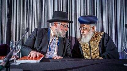 הרב פנחס גולדשמידט והרב יצחק יוסף בכנס ועד רבני אירופה. | אלי איטקין