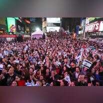 עלינו להבחין באכפתיות האדירה שלהם כלפינו ולהסכים להתעשר מהם בהקשר היהודי, התרבותי והאנושי. חגיגות 70 שנה לישראל בטיימס סקוור, ניו יורק, 2018. | אנצ׳ו גוש, ג׳יני