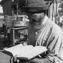 "ללכת בדרכו המקרבת של אהרן הכהן". עולה מברית המועצות שהתגייר קורא בתנ"ך בנחלת יצחק, תל אביב. 1934. | זולטן קלוגר, לע"מ