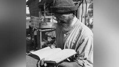 "ללכת בדרכו המקרבת של אהרן הכהן". עולה מברית המועצות שהתגייר קורא בתנ"ך בנחלת יצחק, תל אביב. 1934. | זולטן קלוגר, לע"מ