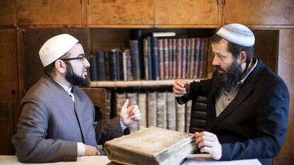 הרב משה דוד הכהן והאימאם סלאח א-דין בראקת במפגש בין דתי ב-2017. | פיטר קרון הרב משה דוד הכהן והאימאם סלאח א-דין בראקת במפגש בין דתי ב-2017. | פיטר קרון