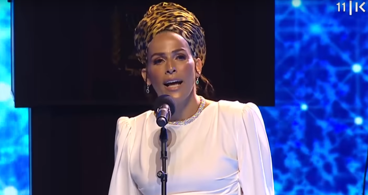 פירוש חדש למסורת ישנה. לינור אברג'יל מנחה את טקס המשואות. | מסך ערוץ כאן 11