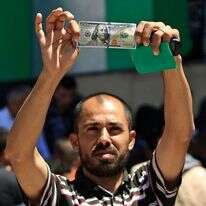 חלוקת הכסף הקטארי בעזה. | AFP חלוקת הכסף הקטארי בעזה. | AFP