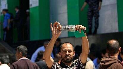 חלוקת הכסף הקטארי, בעזה. | AFP חלוקת הכסף הקטארי, בעזה. | AFP