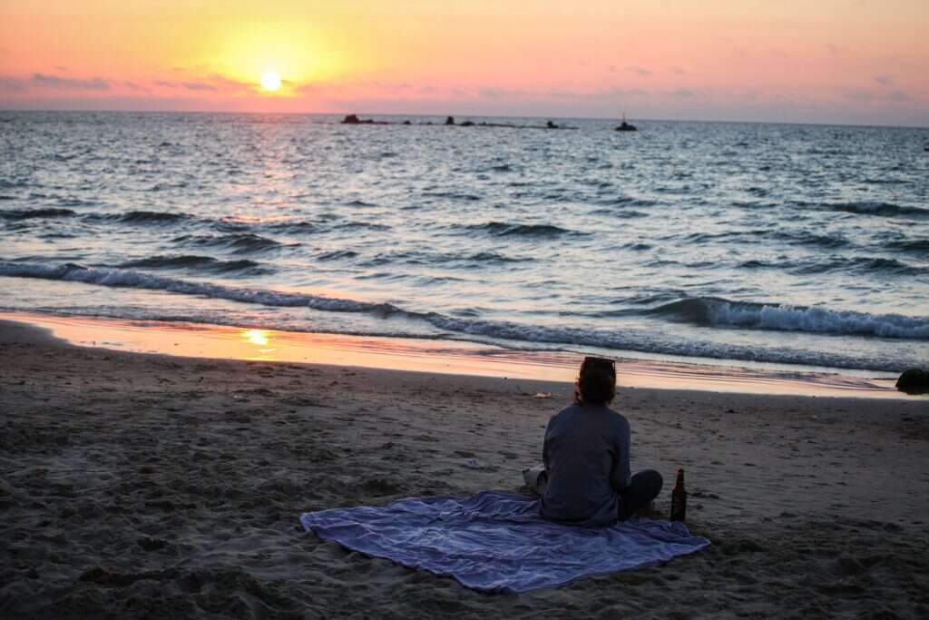 זו לא רק דחיית החתונה, אלא תחושה כללית של
הצעירים ששום דבר לא בוער. עם יד על הלב, מי בגיל 23 חושב על פנסיה? | אבישג שאר-ישוב