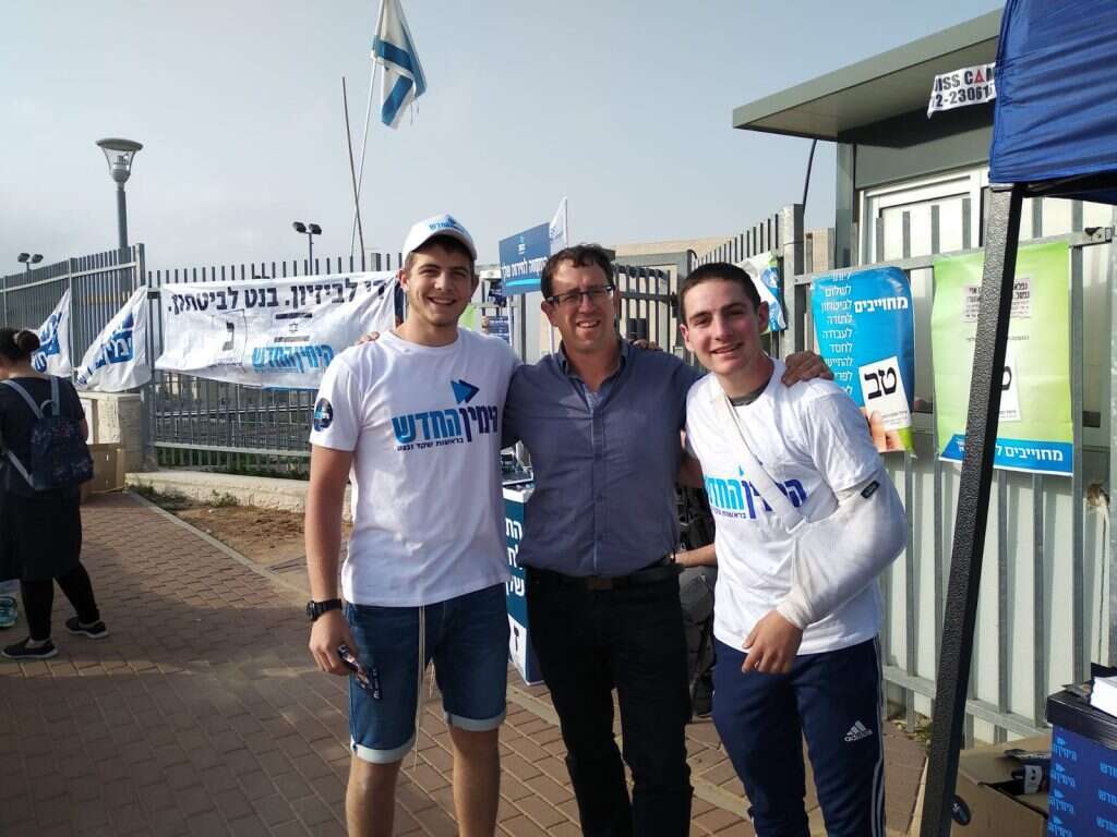 להרים את המורל. רייכנר עם פעילים ביום הבחירות