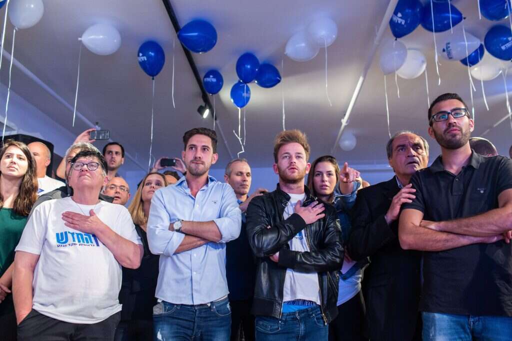 כמו המתנה לעדכונים מחדר הטראומה בבית חולים. מחכים לתוצאות במטה. | אבישג שאר־ישוב