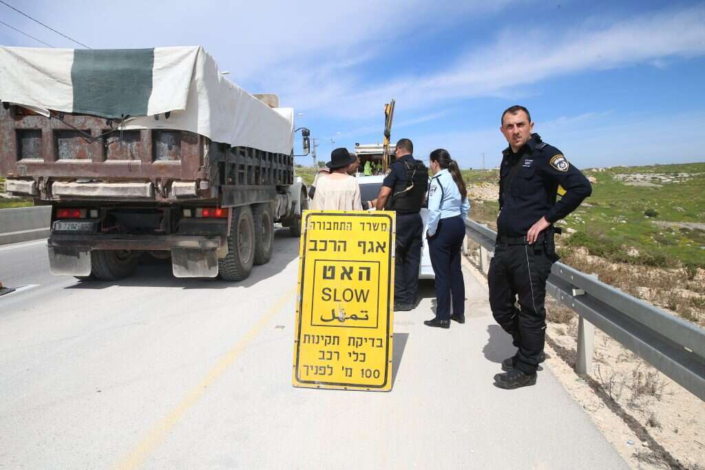 "אם נגביל את שעות התנועה של המשאיות, לפחות חמישים אחוז מהבעיות ייפתרו". בדיקות בטיחות סמוך לשער בנימין. | מרים צחי