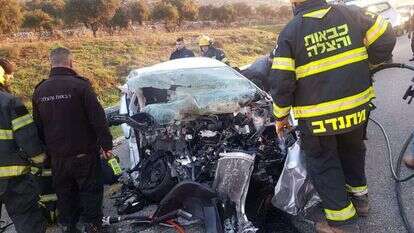 הרכב המרוסק סמוך לעלי, זירת התאונה של אורי מנדל ויוס עמיחי זכרונם לברכה. | הצלה ללא גבולות