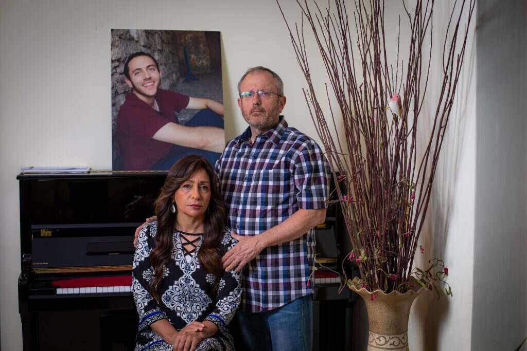 "היו המון תאונות עם נפגעים, אבל ללא הרוגים. עד שאנחנו חטפנו". יהודה ורבקה דרסינובר ותמונת בנם אריאל ז"ל. | אריק סולטן