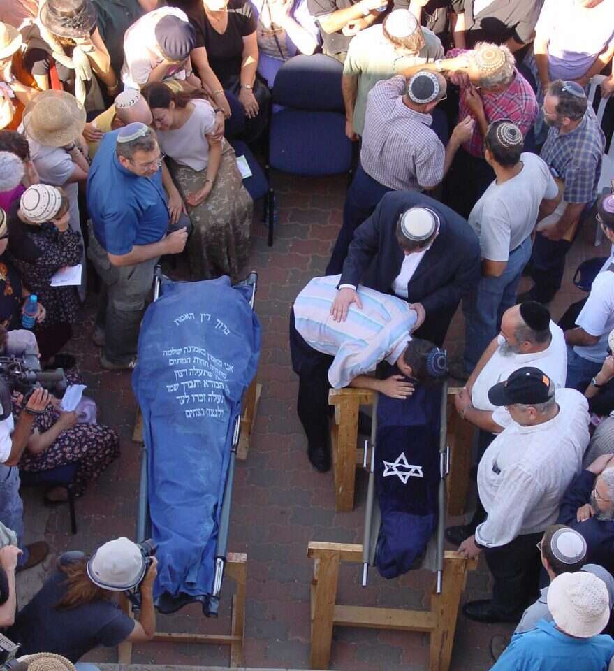 הלוויותיהן של נועה אלון ונכדתה גל אייזנמן ז"ל. | מרים צחי