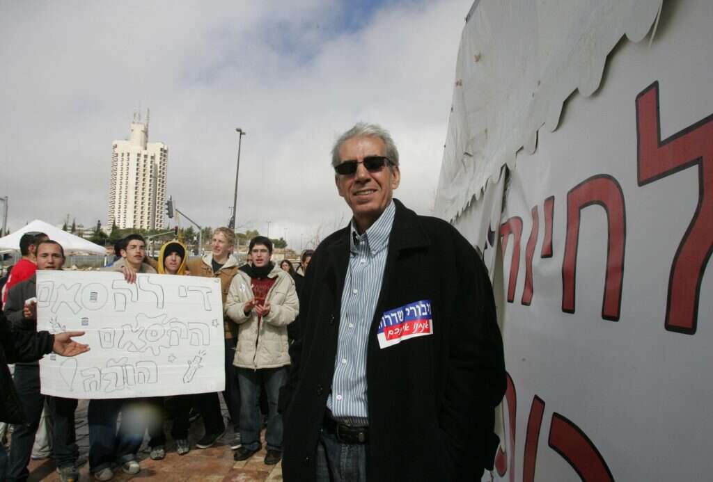 פרובוקטיבי. ראש העיר לשעבר אלי מויאל. | מרים צחי פרובוקטיבי. ראש העיר לשעבר אלי מויאל. | מרים צחי