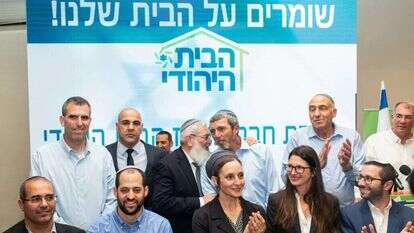 עמד בלחץ לעמוד בראש הבית היהודי. חברי המפלגה לאחר הרכבת רשימתה לכנסת, בראשות הרב רפי פרץ (במרכז). | אבישג שאר-ישוב