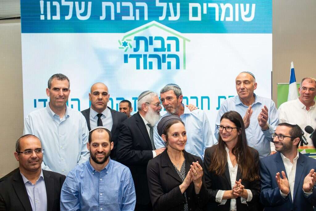 עמד בלחץ לעמוד בראש הבית היהודי. חברי המפלגה לאחר הרכבת רשימתה לכנסת, בראשות הרב רפי פרץ (במרכז). | אבישג שאר-ישוב עמד בלחץ לעמוד בראש הבית היהודי. חברי המפלגה לאחר הרכבת רשימתה לכנסת, בראשות הרב רפי פרץ (במרכז). | אבישג שאר-ישוב