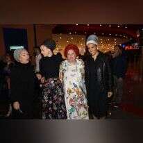 לינור אברג'יל, רמה בורשטיין, איה קרמרמן ונועה ירון בהקרנת הבכורה של הסרט לעבור את הקיר. | רפי דלויה