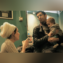 אפשר להסתייג במגזר מכך שהוא שר לאשתו "תודה שאת אוהבת אותי" אך במקום יש להבין שזו מהפכה תרבותית, עלייתה של נאמנות ברית הנישואים מעפרה התרבותי חלף שירי בגידה, בדידות ותאווה. חנן בן ארי ואשתו בקליפ לשירו "תודה שאת אוהבת אותי". | מסך מתוך הקליפ