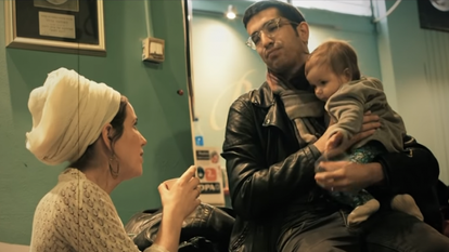 אפשר להסתייג במגזר מכך שהוא שר לאשתו "תודה שאת אוהבת אותי" אך במקום יש להבין שזו מהפכה תרבותית, עלייתה של נאמנות ברית הנישואים מעפרה התרבותי חלף שירי בגידה, בדידות ותאווה. חנן בן ארי ואשתו בקליפ לשירו "תודה שאת אוהבת אותי". | מסך מתוך הקליפ