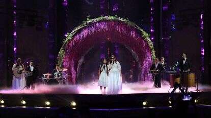 "להקת שלווה הוכיחה עד כמה אפשר להאיר דווקא מתוך במה שאחרים ראו בה רק חושך". להקת שלווה בחצי גמר האירווזיון בשבוע שעבר. | קוקו