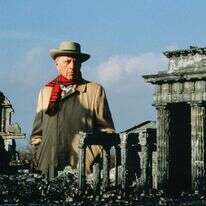 הסופר הרמן ווק מביט בדגם שער ברנדנבורג בגרמניה, במהלך צילומי סדרה המבוססת על ספריו "רוחות מלחמה" ו"מלחמה וזיכרון" ששודרה ב 1988- ABC ברשת. | גטי אימג'ס