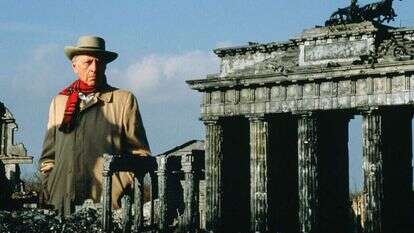 הסופר הרמן ווק מביט בדגם שער ברנדנבורג בגרמניה, במהלך צילומי סדרה המבוססת על ספריו "רוחות מלחמה" ו"מלחמה וזיכרון" ששודרה ב 1988- ABC ברשת. | גטי אימג'ס