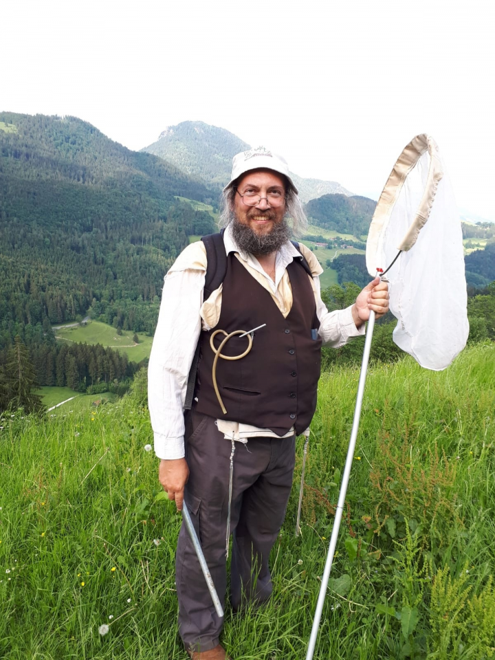 אחת לכמה זמן הוא מצטייד במשאף חרקים, רשת פרפרים ושאר אביזרים ויוצא לתור בניכר. בהרי האלפים, לפני כשנה. | ד"ר אריה־לייב קרניבד